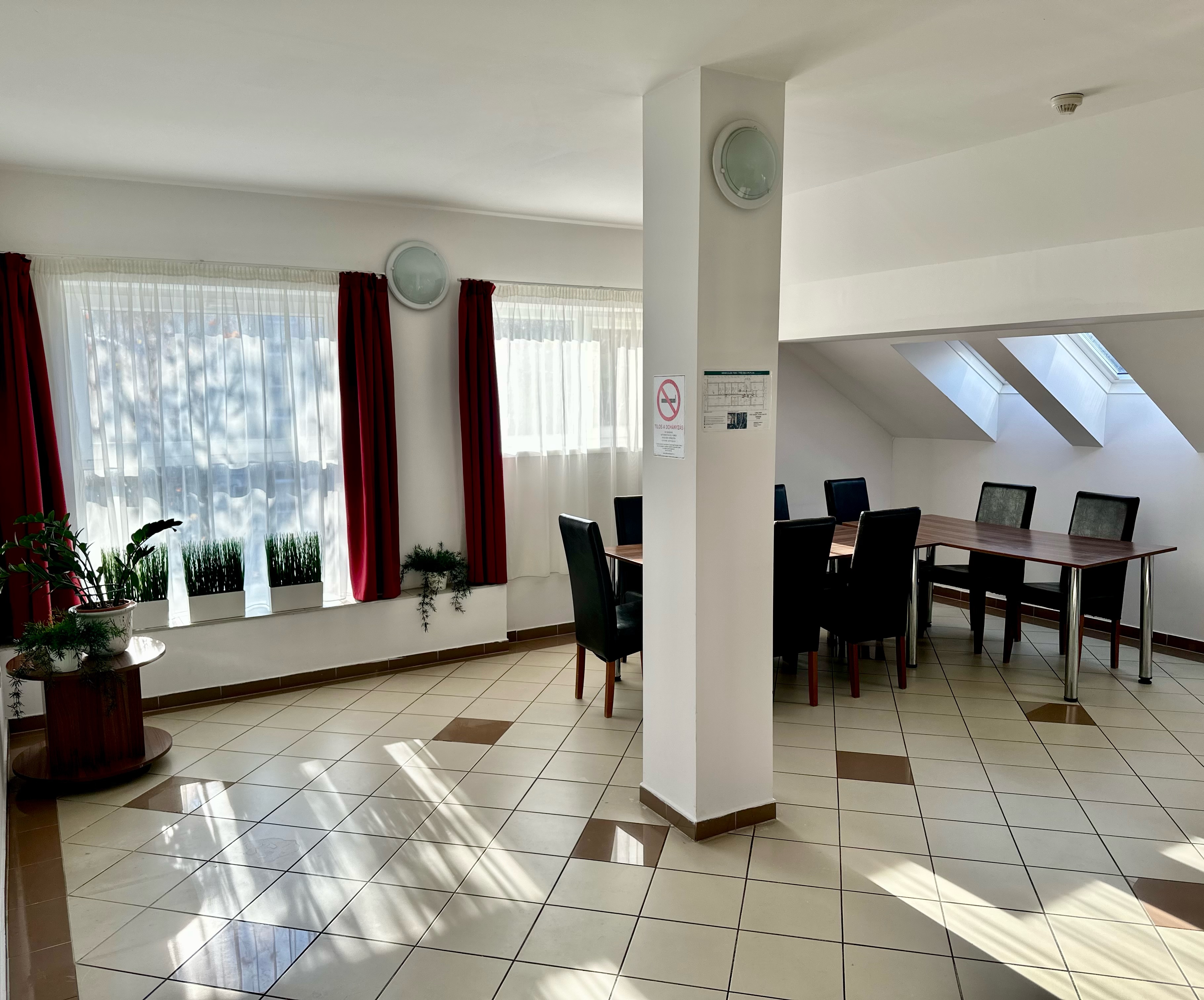 Ápoló segít a gondozottnak a gyógyszerek kapcsán 3