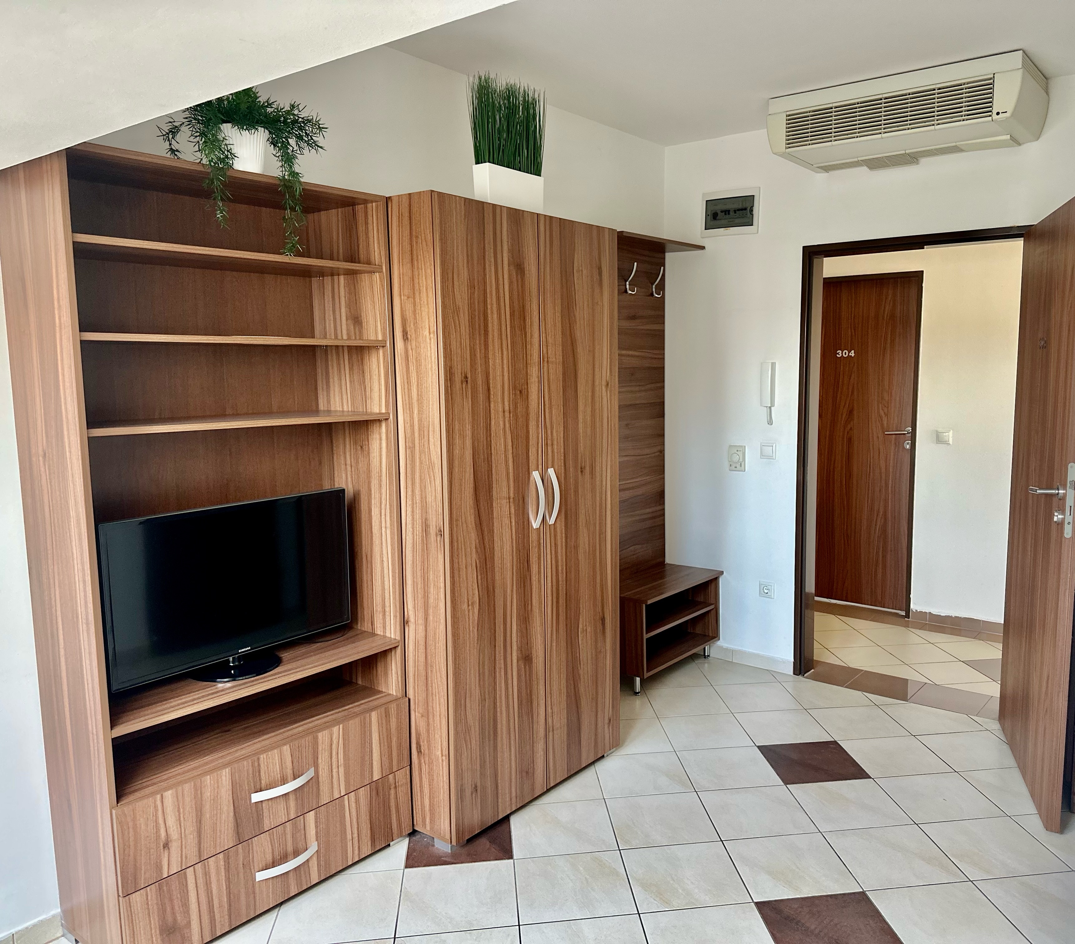 Ápoló segít a gondozottnak a gyógyszerek kapcsán 4